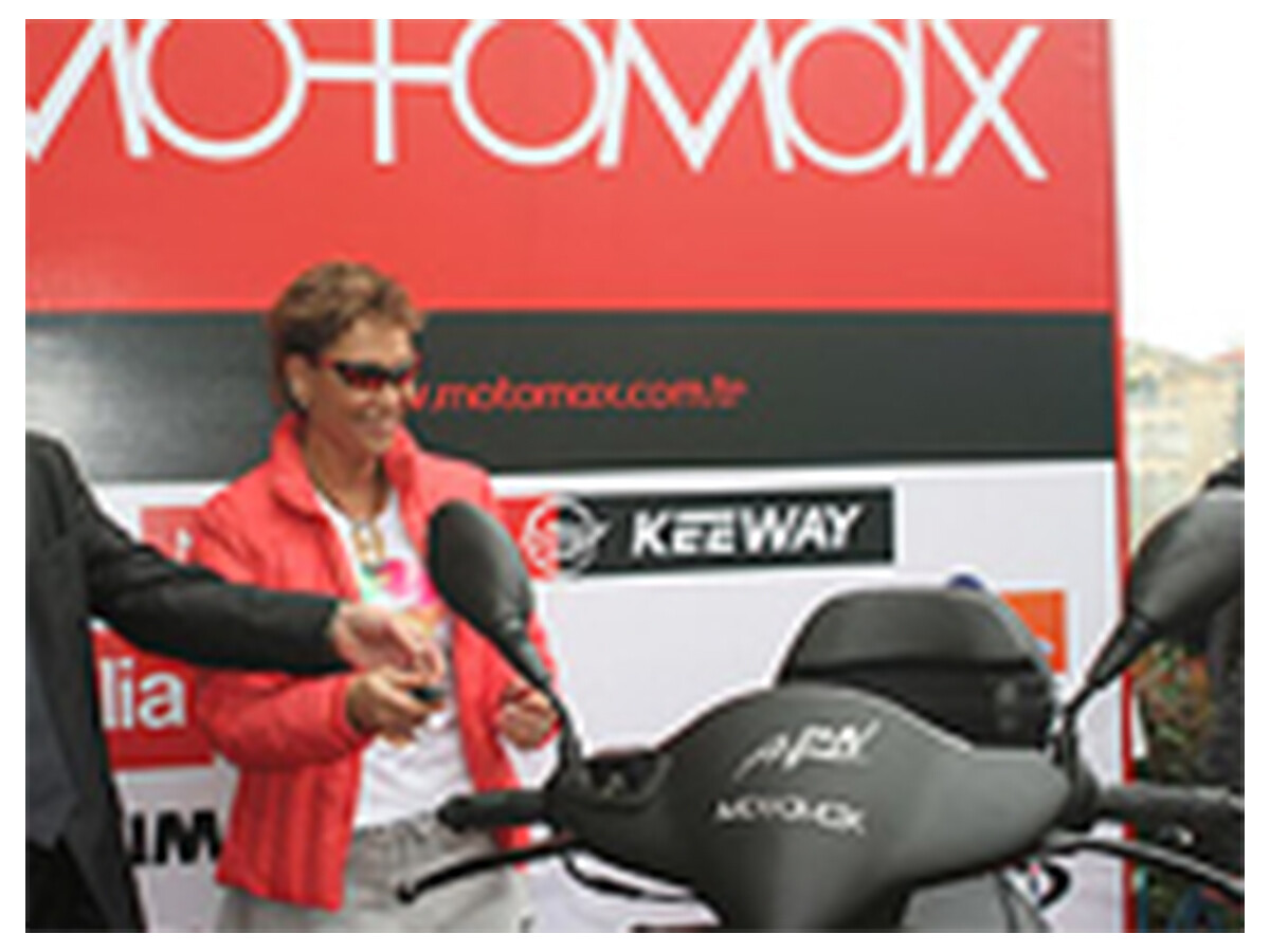 Hülya Avşar & Motomax